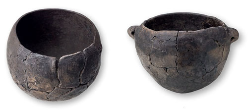 Atuells ceràmics de La Draga. Esquerra; Olla amb decoració cardial. Alçada 20 cm, diàmetre 20,2 cm. Dreta: Olla amb nanses per penjar-la. Alçada 20 cm, diàmetre 20,2 cm