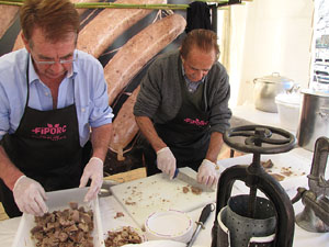 Fira del Porc FIPORC 2014. Elaboraci&oacute; de greixons, botifarres, carn de perol...
