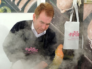 Fira del Porc FIPORC 2014. Elaboraci&oacute; de greixons, botifarres, carn de perol...