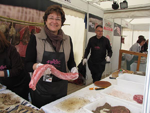 Fira del Porc FIPORC 2014. Elaboraci&oacute; de greixons, botifarres, carn de perol...