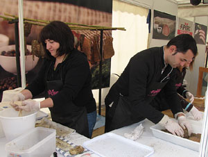 Fira del Porc FIPORC 2014. Elaboraci&oacute; de greixons, botifarres, carn de perol...