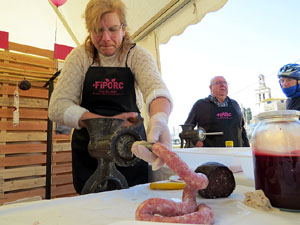 Elaboraci&oacute; de greixons, botifarres i carn de perol
