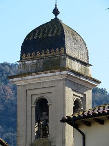 Detall d'un dels dos campanars de l'esgl&eacute;sia parroquial de Sant Pere. Neocl&agrave;ssica. Segle XVIII