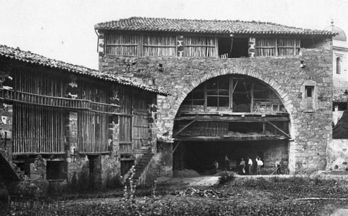 Cabana de La Mata i un dels campanars de la parroquia de Les Preses. 1890-1918
