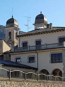 Detall dels dos campanars de l'esgl&eacute;sia parroquial de Sant Pere. Neocl&agrave;ssica. Segle XVIII