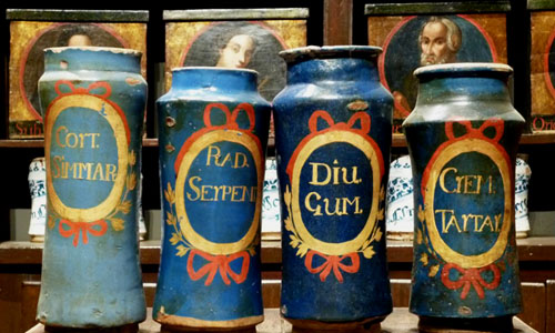 Farm&agrave;cia Esteve. Pots monocroms, vidriats en blau cobalt per fora i esmaltats en blanc a l�interior, probablement de Talavera, segle XVI