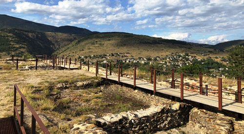 Castell de Ll&iacute;via