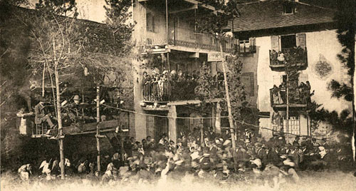 Festa a la pla&ccedil;a de Ll&iacute;via. 1900-1920