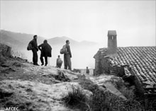 Excursionistes arribant a Ca l'Adroguer d'Ogassa. 1945-1965