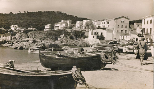 Barques a la sorra de la platja de Port Pelegr&iacute;. Calella de Palafrugell. 1930-1940