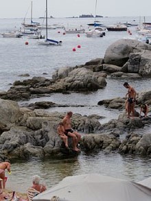 Calella de Palafrugell, amb les illes Formigues al fons