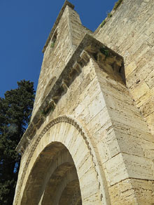 Façana de l'església de Santa Maria de Porqueres