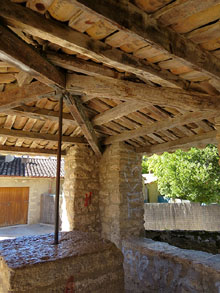 Interior del comunidor de l'església de Santa Maria de Porqueres