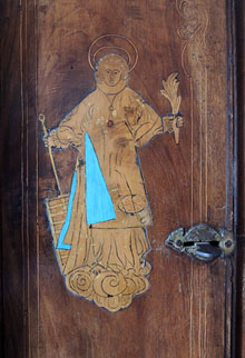 Sant amb marqueteria. Sagristia de l'esgl&eacute;sia de Sant Esteve