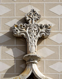 Detall de la fa&ccedil;ana de l'esgl&eacute;sia de Sant Esteve