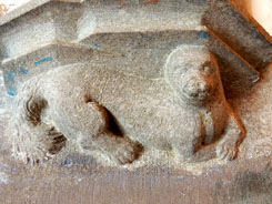 Relleu amb figura zoom&ograve;rfica