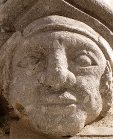 Relleu a la porta de  l'esgl&eacute;sia de Sant Esteve