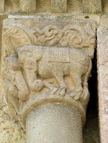 Elefants enfrontats. Capitell de la capçalera del monestir