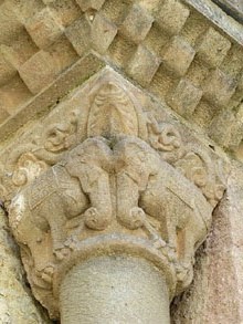 Elefants enfrontats. Capitell de la capçalera del monestir