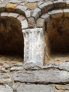 Esgl&eacute;sia de Sant Joan de Bellcaire. Columneta estriada d'un altar d'&egrave;poca romana reaprofitada per a la construcci&oacute; de l'absis