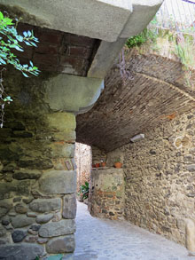 El Carrer&oacute;. Pas i porta d'entrada a l'antic Castell d'Angl&egrave;s