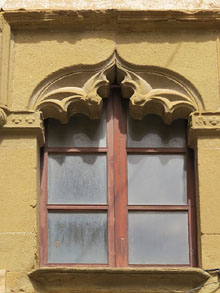 Finestra g&ograve;tica de la Doma - Rectoria. Restes de l'edifici original. L'actual &eacute;s de 1622