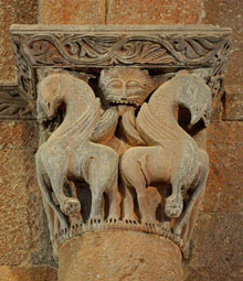 Capitell del monestir de Sant Joan les Fonts