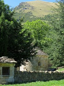 Entorn de l'església de Sant Martí d'Ogassa