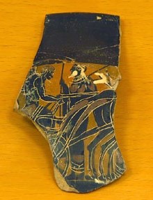 Fragment d'un kylix de banda de ceràmica àtica de figures negres. Escena d'acomiadament de quadrigues. 535-530 aC