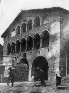 Homes treballant les terres davant la fa&ccedil;ana del Mol&iacute; de Sol&agrave; de Sant Pere Despuig. 1914-1936