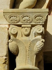 Capitell de l'entrada de l'esgl&eacute; rom&agrave;nica de Sant Salvador de Bianya, del segle XII