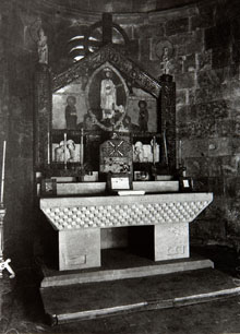 Altar major i retaule de l'esgl&eacute;sia de Sant Salvador de Bianya, projectat per l'arquitecte Rafael Mas&oacute; el 1911