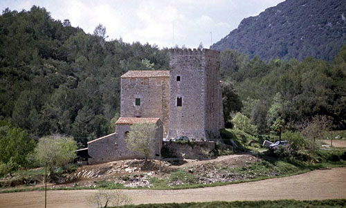 El castell de Beuda des de l'esgl&eacute;sia de Sant Feliu. 1990