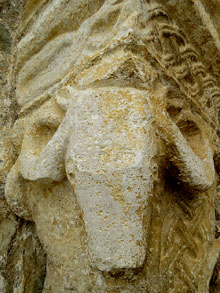 Capitell de l'entrada de l'esgl&eacute;sia de Sant Feliu de Beuda