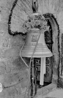 Festes al municipi de Pujals de Cavallers. Benedicci&oacute; de la nova campana de l'esgl&eacute;sia de Santa Eul&agrave;lia. 1956