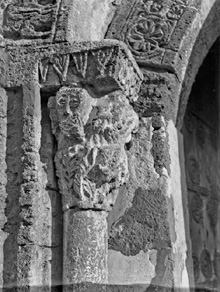 Detall d'un capitell de la porta de l'esgl&eacute;sia de Sant Juli&agrave; i Santa Bassilissa de Corts. 1925