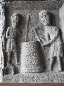 Detall de la portalada. Representaci&oacute; del mes d'agost: preparant la b&oacute;ta