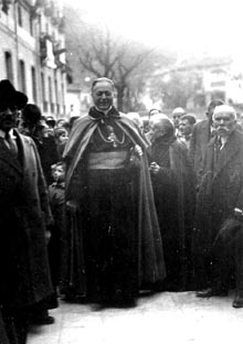 El nunci del Papa, monsenyor Tedeschini, a la pla&ccedil;a del Monestir de Ripoll. 1928
