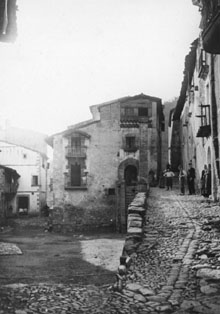 Pla&ccedil;a d'Osor amb gent. 1890-1928