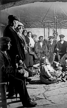 Retrat d'un grup de gent a la cuina del santuari de N&uacute;ria. 1918
