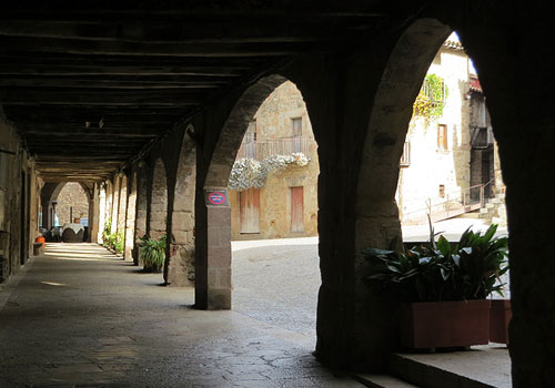 Pla&ccedil;a porxada de Santa Pau