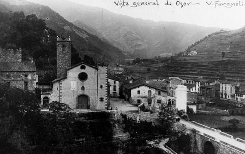 Vista d'Osor. En primer terme, l'esgl&eacute;sia parroquial de Sant Pere. 1918